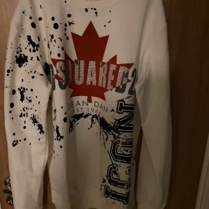 Dsquared2 - Säljer 3 styckna Dsquared2 tröjor i storlek xxl använd endast 1 gång. Helt som ny. 420 kronor styck. 