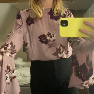 Topp med vida ärmar - Suuuuperfin lila topp med vida ärmar! Väldigt spararsamt använd. Den har även en fin knytning i ryggen 🥰