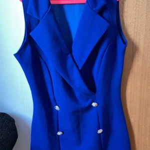 Blå klänning  - Blå klänning i storlek s/m kan passa båda storlekarna då den är strech 