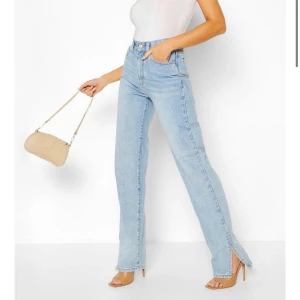 Jeans med slits - Ett par jätte fina jeans från bohoo!💞 har bara använt en gång eftersom de var för långa för mig. Passar någon som är 170-178 
