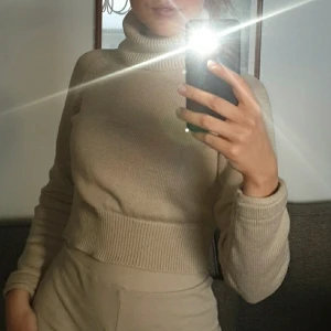 NA-KD beige top stl. S - SUPERSNYGG polotröja från NA-KD🤎 Bara använd 1 gång och i väldigt bra skick. Slutsåld från NA-KD men säljer pga kommer inte till användning☺🌸💓💗