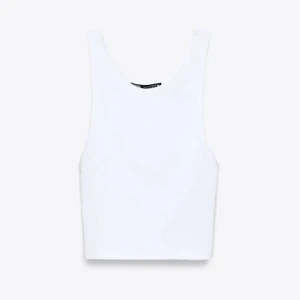 ZARA crop top svart & vit - Säljer dessa två croppade toppar tillsammans för 100kr i strl S då de ej passa mig så bra i både svart och vit. Lånade bilder från Zaras hemsida, tröjorna är endast provade och har inga defekter! Priset är utan frakt.