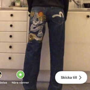 Evisu jeans - Tvärfeta evisu jeans med en drake över benet och ena bakfickan😍🐉🐲