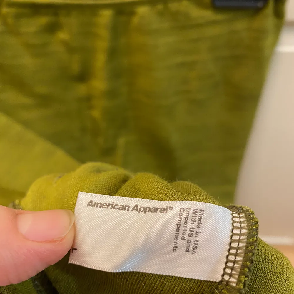 En pennkjol från American Apparel stl L men den är tajt så stl är mer som en medium. Kan mötas vid St Eriksplan men annars tillkommer frakt. . Kjolar.