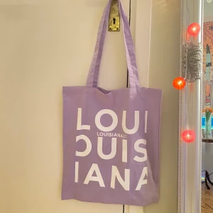 Tygpåse  - En fin lavendelila tygkasse i nyskick! Har använt den endast en gång. Läs gärna min villkor innan köp🧚🏼💓🧚🏼