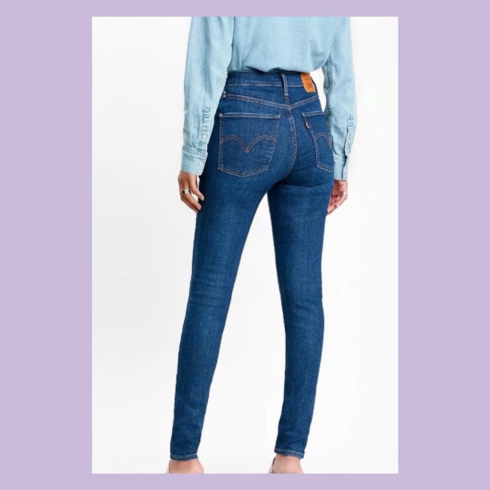 Levis jeans i modellen ”MILE HIGH SUPER SKINNY” i storlek W:26 L:30💓 använda ett fåtal gånger, fortfarande i jättefint skick. 🥰köptes för 1199kr, säljes för 300kr+frakt🚚. Jeans & Byxor.