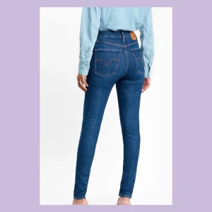 Levis jeans  - Levis jeans i modellen ”MILE HIGH SUPER SKINNY” i storlek W:26 L:30💓 använda ett fåtal gånger, fortfarande i jättefint skick. 🥰köptes för 1199kr, säljes för 300kr+frakt🚚