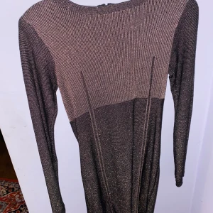 Lila fest klänning - Fin lila klänning till lite mer utöver vardags stilen, använd endast 1 gång från ginatricot, mycket fint skick storlek XS. Sitter snyggt tight åt och framhäver ens fina kurvor.  DM för intresse ❤️ 