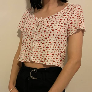 NewYorker tröja med knappa - Hej 👋🏼 säljer den gulligts tröja med knappar från NewYorker. Haft den på mig kanske tre eller fyra gånger. Inte mitt storlek och den hänger på mig lite därför måste ja sälja den 😕 Om Du vill se mer bilder på saker eller snacka om priset det är bara skriva. Är öppet för allt ✨ Lägsta bud: 65