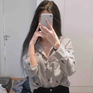 ♠️ svart-randig blus med broderier ♠️ - säljer denna svarta-randiga blus med små löv (?) broderier 💖  frakt tillkommmer! kontakta vid frågor! 💌 