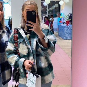 Grönrutig skjortjacka Zara - Grönvit rutig skjortjacka ifrån Zara. Använd men i bra skick. Mottagare står för frakt! (vid köp av fler plagg, kan fraktkostnaden minska!)