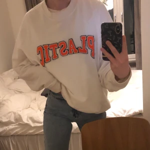 Plastic tröja!! - En as ball tröja från madlady, väl använd men i gott skick! Stl S men är oversize men långa ärmar💕väldigt mysig och skön, säljer för 150kr + frakt 