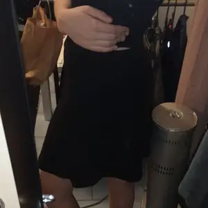 En svart kjol från H&m. Storlek S, men passar M. Säljer pga använder ej. är ca 176 cm. 