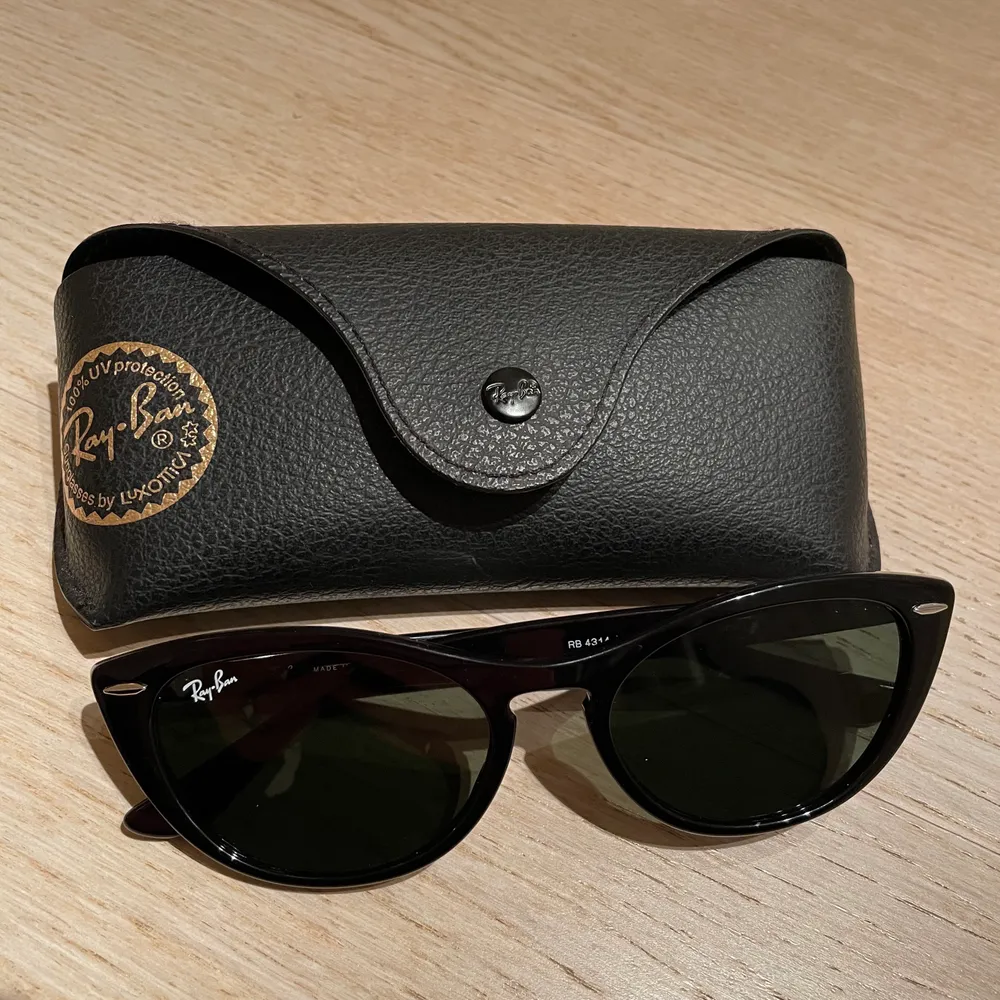 Slutsålda snygga cateye solglasögon från Ray ban, modellen Nina i färgen svart. Endast använda 2 gånger. Köpta på asos för 1847kr säljes för 1000kr. Pm vid intresse🥰. Accessoarer.