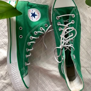 Converse - Syngga converse🍀 säljer för de är lite för stora för mig🥲 🦋Buda i kommentarerna🦋 budning börjar på 200kr(buda med minst 20kr) ❗️de finns kvar så länge det inte står att de är såld på annonsen❗️budgivning är slut⭐️