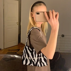 Zebra väska - Cool väska i zebraimmitation. Sydd av mig:) 