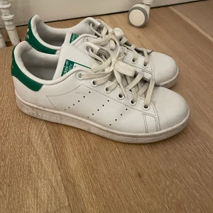 Stan Smith skor, använda en gång! - Stan Smith skor använda en gång⭐️ nypris: 649 kr, mitt pris: 300 kr. Storlek: 36. Frakt tillkommer!