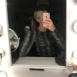 Ormtröja - Långärmad tröja i ormmönster från zara i storlek S