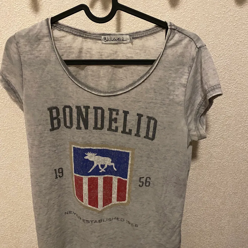 Bondelid t-shirt i storlek s säljes nytvättad finns i ljungdalen annars står köparen för frakt . T-shirts.