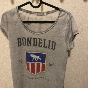 Bondelid t-shirt s - Bondelid t-shirt i storlek s säljes nytvättad finns i ljungdalen annars står köparen för frakt 
