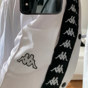 Kappa byxor - Säljer dessa skitsnygga Kappa byxorna i storlek M herrstorlek! Använda 4 gånger och är nyskick. Passar både killar och tjejer och är supersnygg fit!!