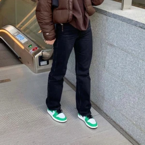 Weekday jeans - Gråsvarta raka jeans från weekday i modellen row. Använda rätt mycket förut, men fortf fint skick!🦋 Dessa är i w24 men hade lätt passat w25 och möjligen en w26. Passar bra i längd på mig som är 180 cm! Första bilden lånad men de sitter exakt så. Mycket möjligt att de också är från weekday🤩✨☀️