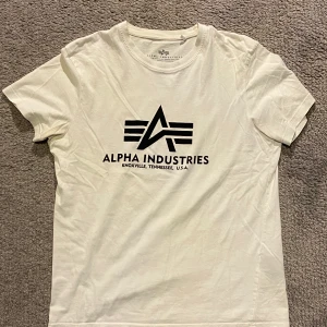 Alpha industries t-shirt, vit, strl M - Passar verklig storlek (M), mycket bra skick, använd, tvättad, nypris: ca 299. Pris kan diskuteras