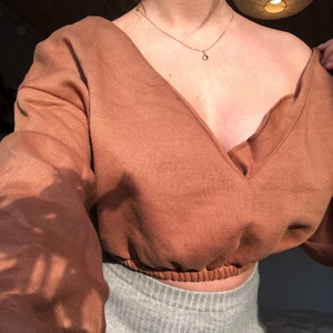 Boohoo cropped off-shoulder tröja s - Boohoo cropped off-shoulder sweatshirt, oanvänd