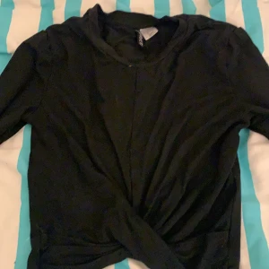 Långärmad tröja  - Långärmad tröja med Knut där nere. Storlek xs, h&m