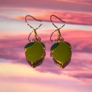 Lime örhänge 🍀🍀🍀 - Nya, handgjorda, jättefina lime örhänge. Pris: 59 kr + frakt. Begränsad antal, vid köp av två eller fler par står jag för frakten.