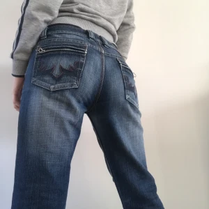 Lågmidjade Baggy Diesel Jeans - 🌍JAG BJUDER PÅ FRAKT🌏 Säljer nu dessa super coola diesel jeans med låg midja och tryck på bakfickan som ger en super y2k/skater vibe. Skit snyggt till allt, speciellt crop tops. Jag är ca 160 och de är perfekta i längd till mig. Står W30 men sitter lite oversize på mig som har W25 vanligtvis. Skriv till mig om du undrar något :) 