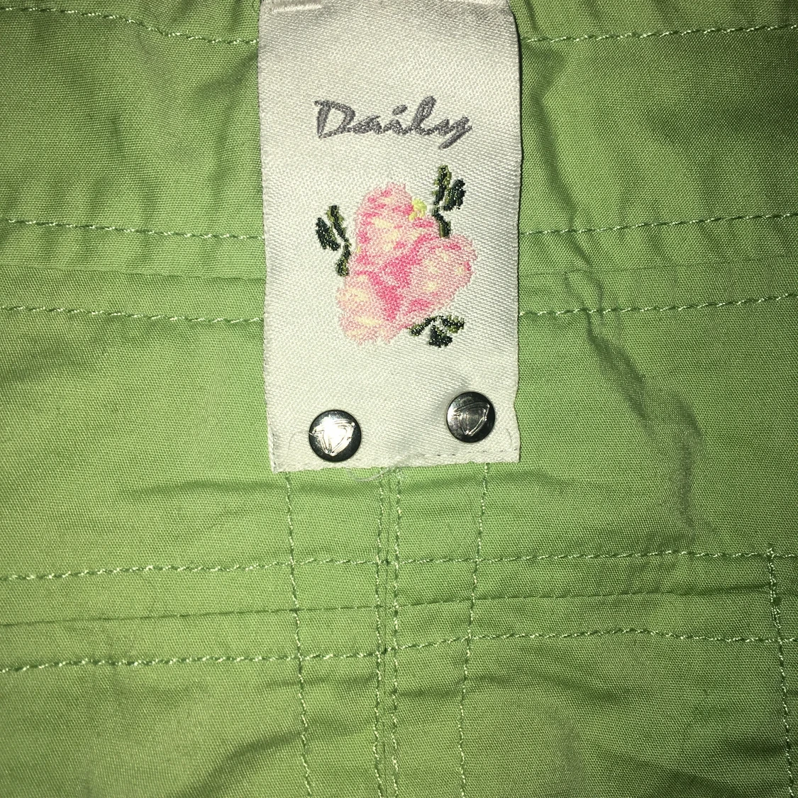 Grön kjol med rosor 🌹 i storlek Medium - 91