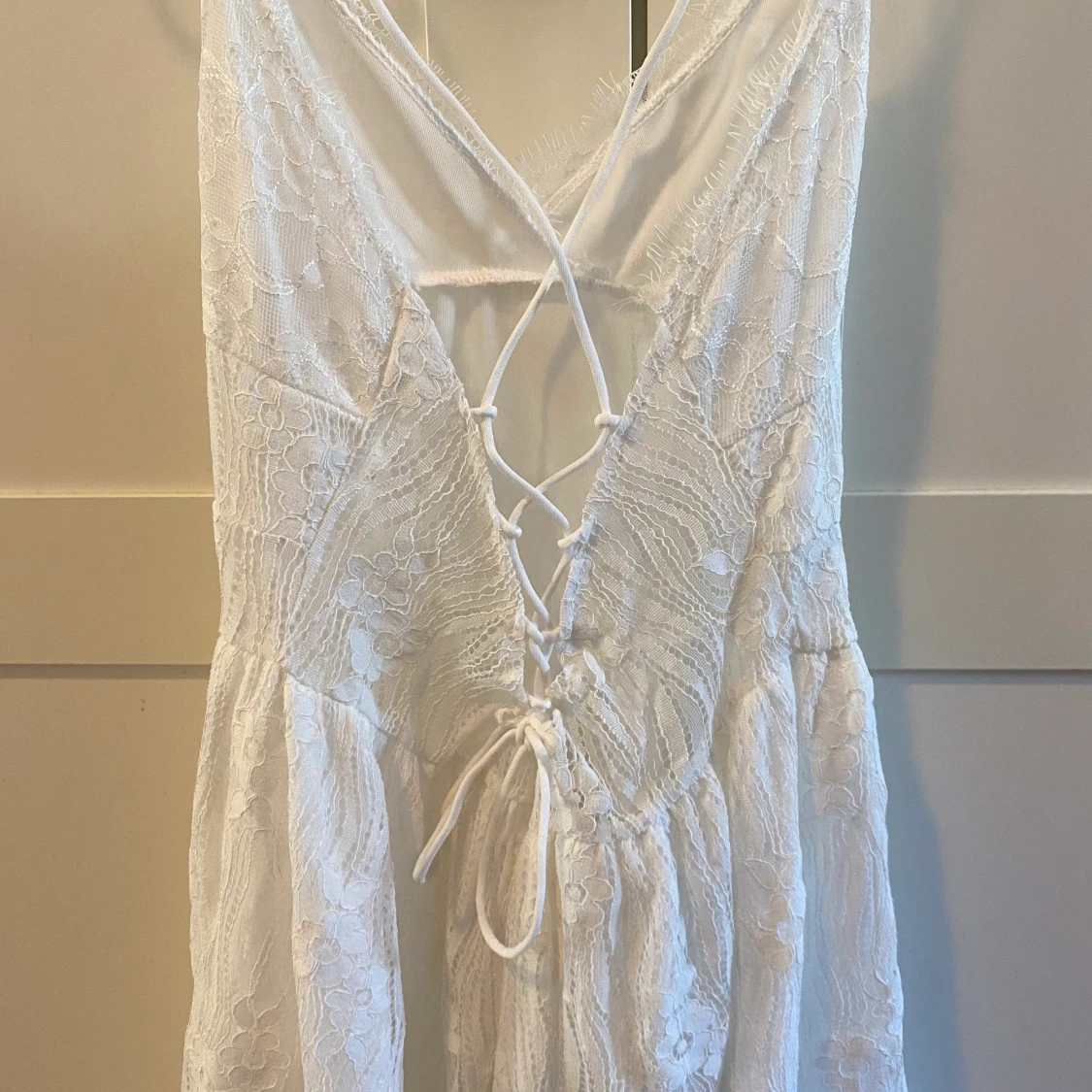 Spetsklänning med snöring i rygg - 90