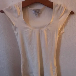 Så fin topp! - Supergulliga ribbad topp från otherstories. Storlek XS men den är stretchig å passar även mig som är S! Knappt använd och nypriset är 250kr.  Säljer för 60kr + 40kr frakt 😊 