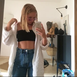 Perfekt color mom jeans from zara  - Älskar dessa byxor men har blivit för små:( finaste färgen på byxorna och modellen är perfect. De har tyvärr gått sönder lite i baken(se bild 3) men det är sytt och inget man märker när de är på🧡🧡🧡