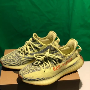 Yeezy Semi Frozen Yellow - Yeezy Semi Frozen Yellow Pris: 1549kr (fri frakt) Skick: 8/10 EU 40.5 US 7.5 All OG medföljer och kvitto från plugmeplease  Kan mötas upp i Stockholm eller FRI FRAKT!