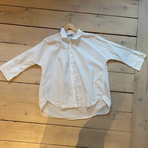 Vit weekday skjorta - Vit skjorta från weekday i storlek S💫