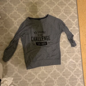 Träningströja från soc  - Träningströja från soc i storlek 36. Mjuk och skön tröja. Är dock lite för stor för mig. Köparen står för frakt :) 