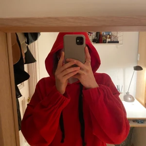 Röd Cropped hoodie från NAKD - Röd Croppad hoodie i röd färg och supermysigt material. Priset är förhandlingsbart😊, skriv om du har några frågor eller vill se fler bilder, betalas via swish!