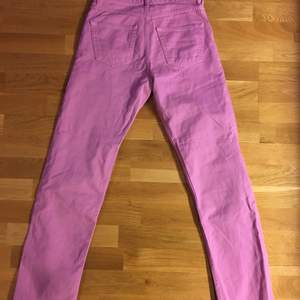 H&M trend - rosa jeans - strlk 36 - knappt använda - frakt tillkommer