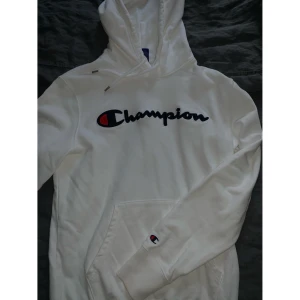 Champion hoodie - Champion hoodie i väldigt bra skick, storlek M. Tar endast swish💞 kan mötas upp i Växjö, annars tillkommer frakt med!