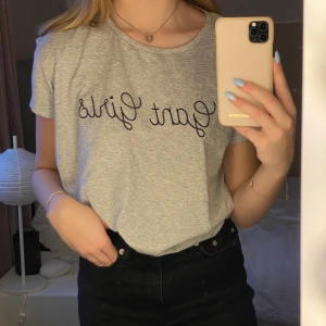 Gant t-shirt  - Grå gant tröja💞 aldrig använd, ny skick💞 jätte fin tröja. I storlek 170 men passar en XS o S💘 köparen står för frakten✨ 
