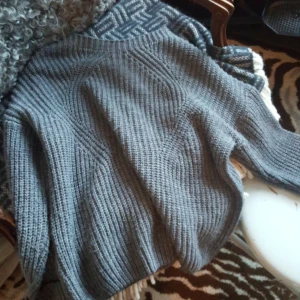 Stickad tjocktröja - Varm, go,  gråstickad tjocktröja. Frakt ingår i priset!