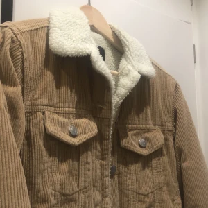 Fodrad manchesterjacka - Min snyggaste jacka som tyvärr blivit för liten! :(((( köpt förra året och använd väldigt få gånger. Nytvättad! Köparen står för frakt 🥺