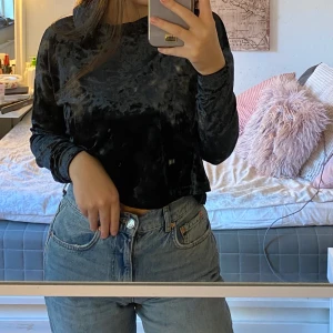 Svart hoodie - En väldigt fin knappt använd lite tunnare hoodie i materialet stretchsammet💞 frakt tillkommer 