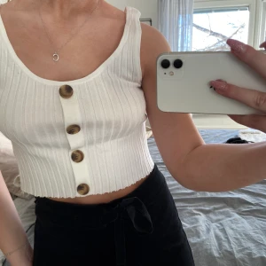 Vit sommarlinne - Aldrig använd, skönt material. Köparen står för frakten💗