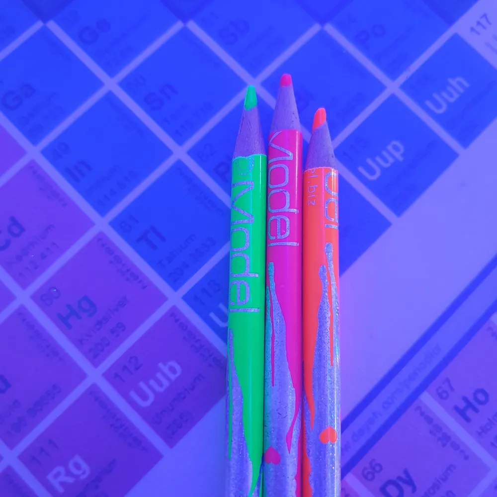 Säljer massor av överstrykningspennor/neonpennor då jag har för många🤭 blomman innehåller 5 st färger (se bild 2). Dm vid intresse,  priserna varierar, neon pennorna köps tillsammans. ❗Prislista: smala/vanliga pennorna 10/st | de två tjocka i hörnet 15/st | lilla rosa 5kr | 3 neonpennorna 45kr (de kan även användas som eyeliner på fest ;)) | blomman 50kr❗. Övrigt.