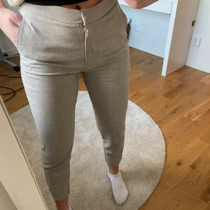 Beiga kostymbyxor, H&M - Jättefina och sköna kostymbyxor från H&M. Köparen står för frakten💕💕