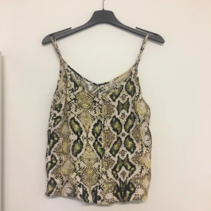 Ormmönstrat linne - Ormönstrat linne i gula, bruna och gröna nyanser. Aldrig använd. 