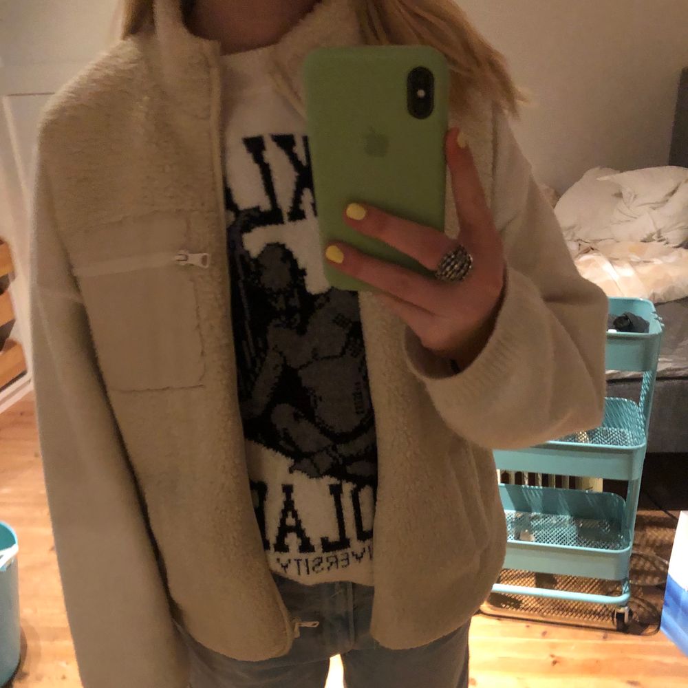 Säljer denna jätte fina Teddy väst ingen lindex, inte mycket använd och jätte fin till det mest, passar under jacka elr att ha bara som väst. Köpt för ca 400. Storlek M passar mig som har s/m, passar nog xs men mer oversized. BUDA! 💕☺️. Jackor.